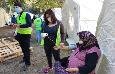 Bayraklı Belediyesi doktorları depremzedelerin yanında